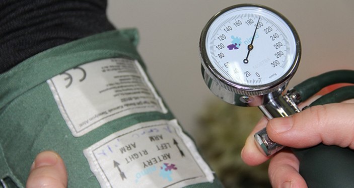 Dinlenirken kalp atış hızınızı düşürmek için 7 ipucu
