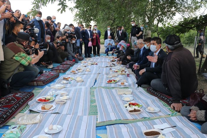 Kemal Kılıçdaroğlu, yer sofrasına ayakkabılarını çıkarmadan oturdu