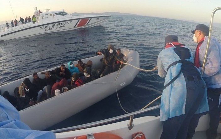 İzmir’de lastik botta 21 göçmen kurtarıldı