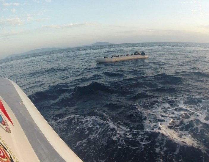 İzmir’de lastik botta 21 göçmen kurtarıldı