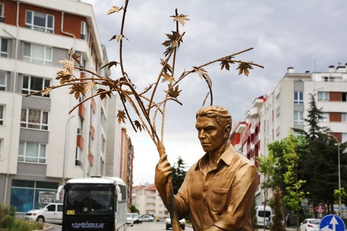 Eskişehir Belediyesi'nden 'ağaç diken genç ve çocuk heykeli'