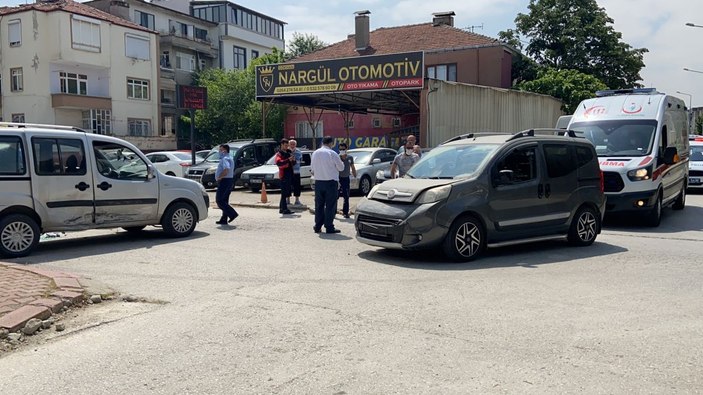 Sakarya’da kazada yan yatan aracı, vatandaşlar düzeltti