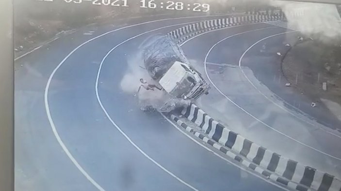 Hindistan'da korkunç kazada hayatta kalan sürücü