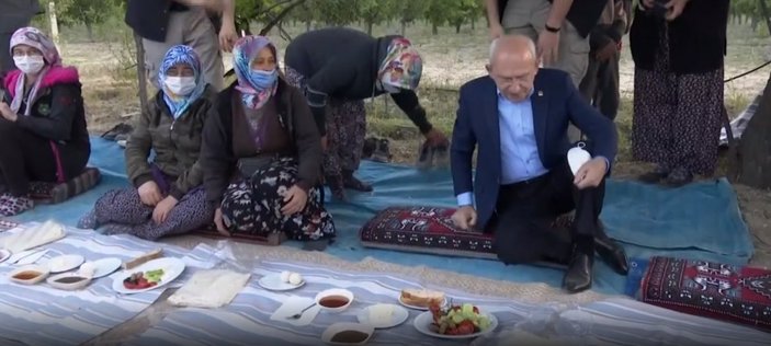 Kemal Kılıçdaroğlu, yer sofrasına ayakkabılarını çıkarmadan oturdu