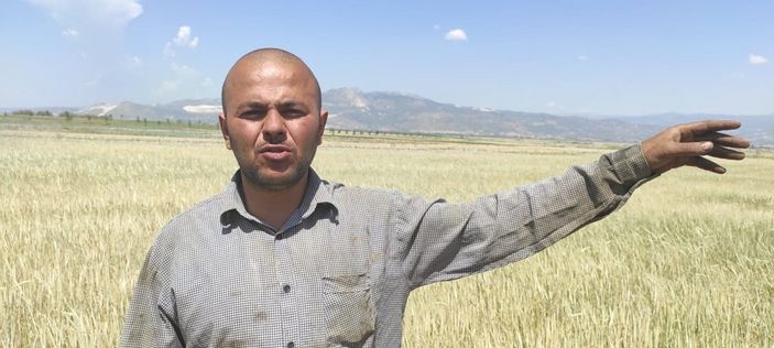 d Burdur'da çiftçiyle yamaç paraşütçüsünün güldüren diyaloğu