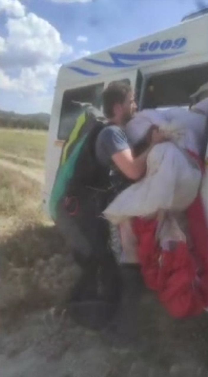 d Burdur'da çiftçiyle yamaç paraşütçüsünün güldüren diyaloğu