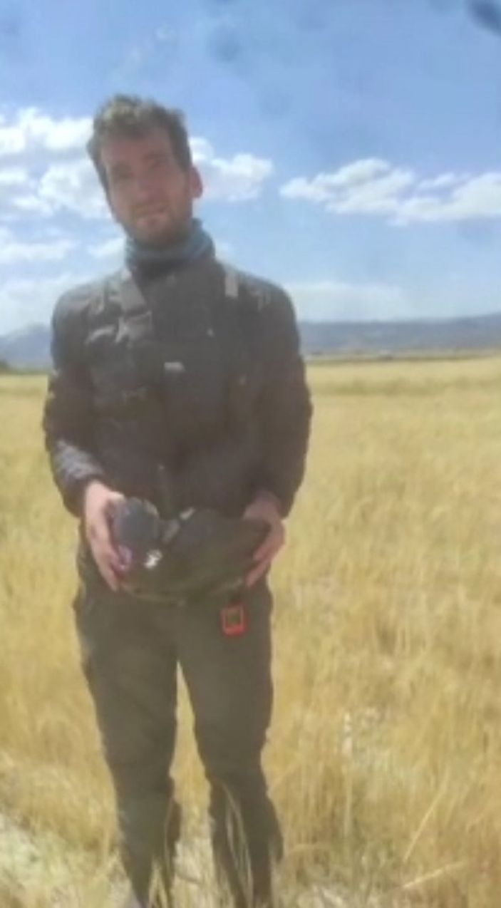 d Burdur'da çiftçiyle yamaç paraşütçüsünün güldüren diyaloğu