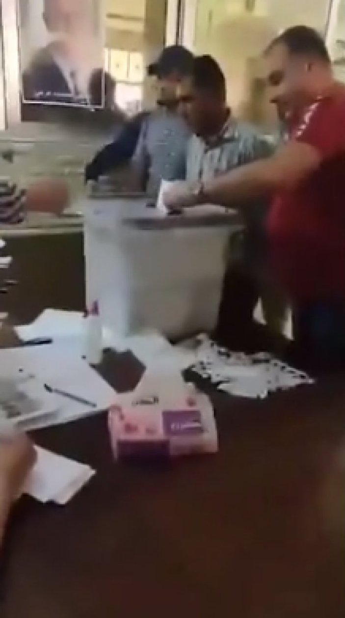 Suriye'de memurlar seçmen adına oy kullanıyor