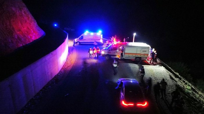 Afyonkarahisar'da otomobil uçuruma yuvarlandı: 1 ölü, 4 yaralı