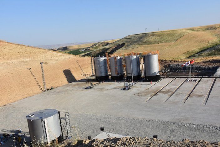 Diyarbakırlıların 'kuyu' sevinci: Arpa ektiğimiz yerden petrol fışkırdı