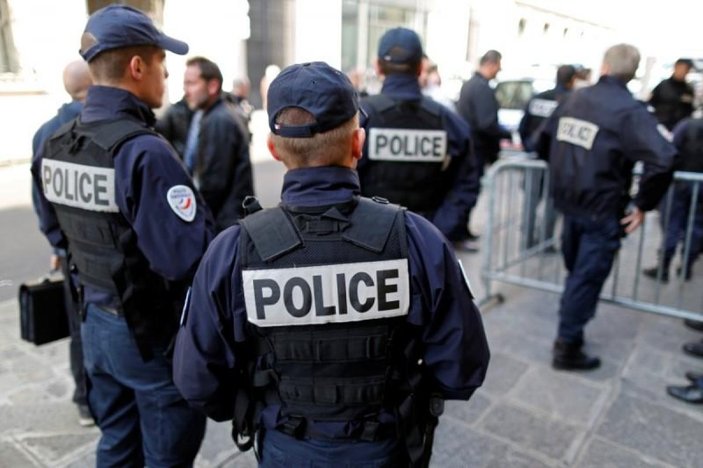 Fransa’da polise bıçaklı saldırı