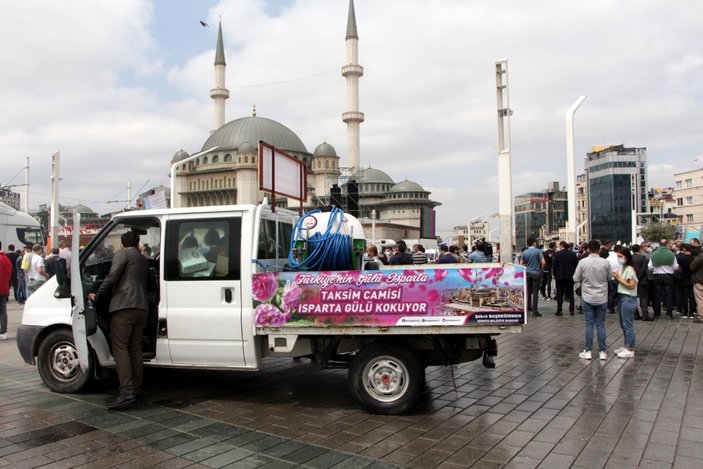 Taksim Camii’nin çevresi gül suyu ile yıkandı