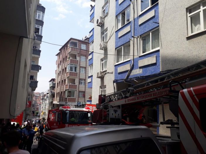 i Bahçelievler'de 5 katlı binada yangın çıktı