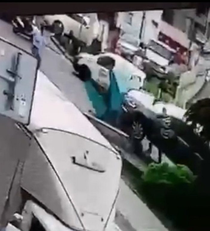 İstanbul’da kontrolden çıkan araç kaldırımda yürüyen gence çarptı