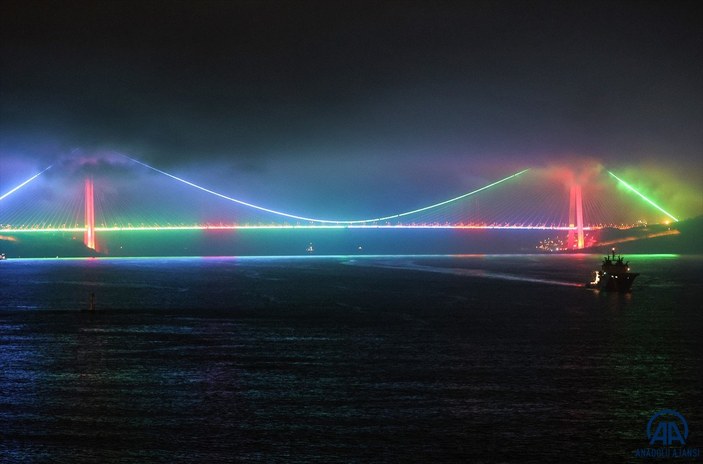 İstanbul'un köprüleri Azerbaycan bayrağına büründü