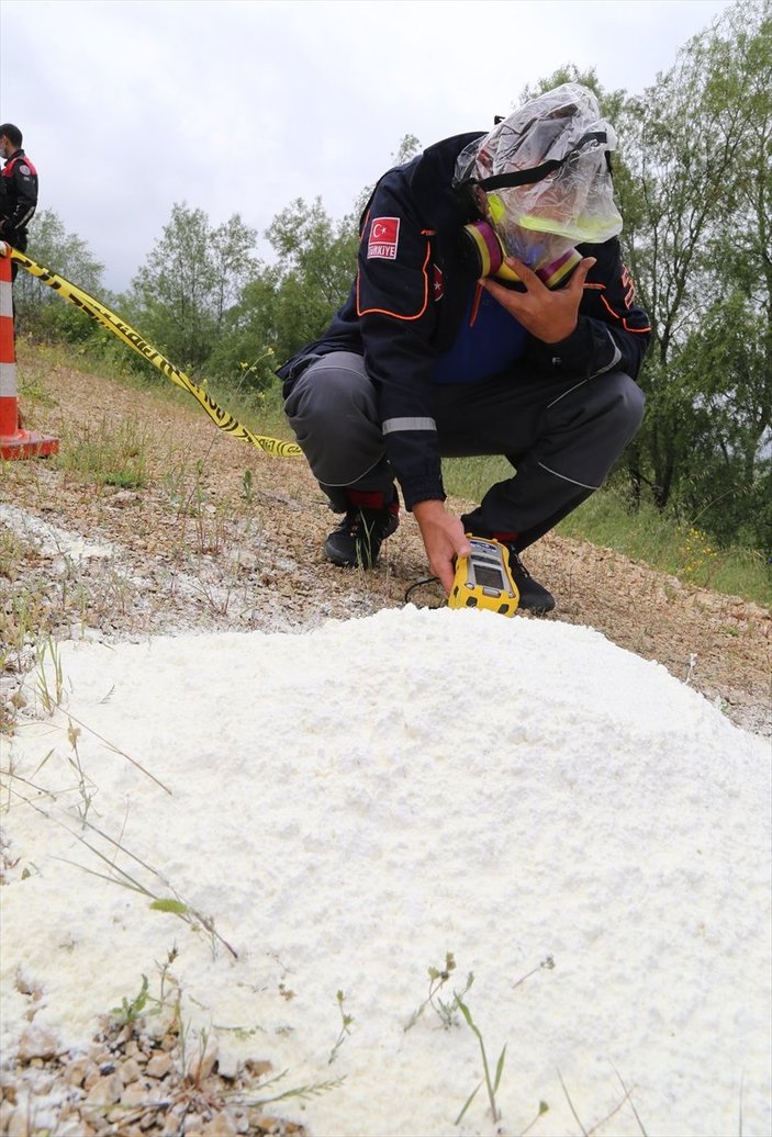 Bolu'da yol kenarına dökülen beyaz toz incelemeye alındı