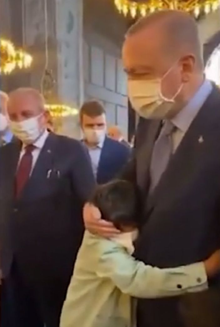 Torunları, Cumhurbaşkanı Erdoğan'ı görünce koşarak sarıldı