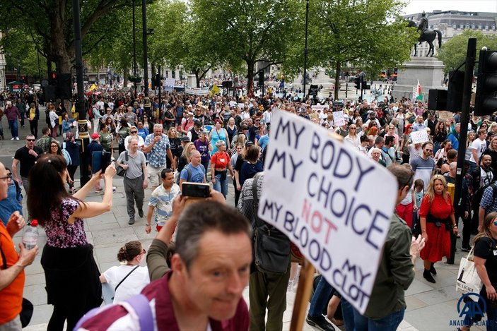 İngiltere'de koronavirüs önlemleri protesto edildi