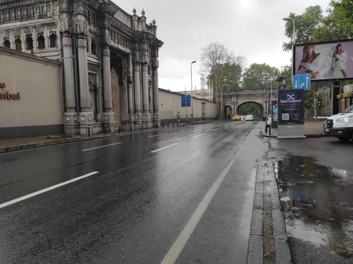 d Beşiktaş'ta yolun karşısına geçmek isterken, motosiklet çarptı