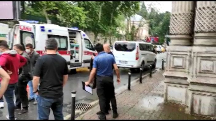 d Beşiktaş'ta yolun karşısına geçmek isterken, motosiklet çarptı