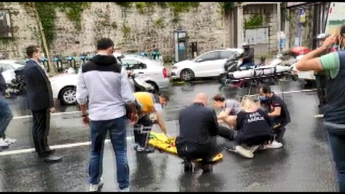 d Beşiktaş'ta yolun karşısına geçmek isterken, motosiklet çarptı