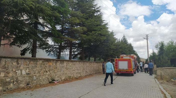i Konya'da bir okulun bahçesinde yangın çıktı