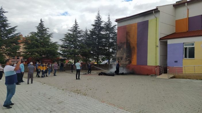 i Konya'da bir okulun bahçesinde yangın çıktı