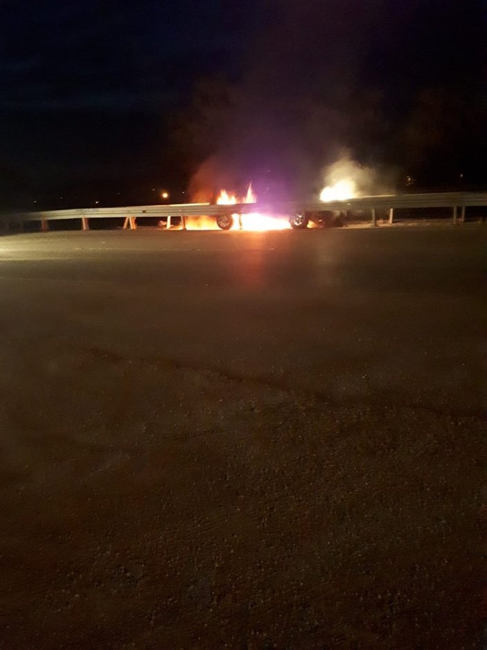 Manisa'da bariyerlere çarpan otomobil yandı
