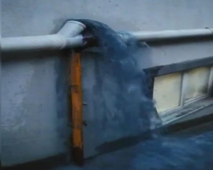 d Esenyurt’ta dükkanları atık sular bastı, üretim durdu