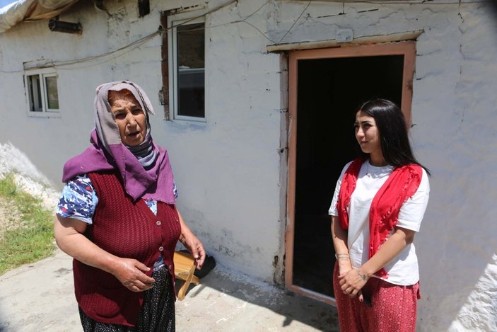 Tunceli'de köy köy gezip canlı tavuk dağıttılar