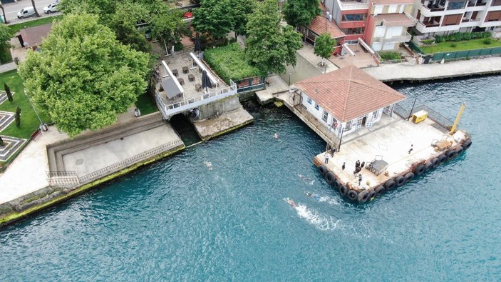 İstanbul Boğazı'nı yüzerek 20 dakikada geçtiler