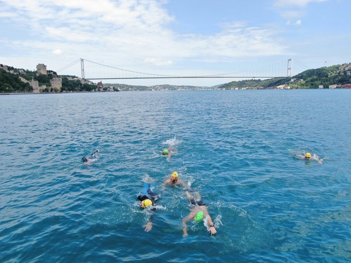 İstanbul Boğazı'nı yüzerek 20 dakikada geçtiler