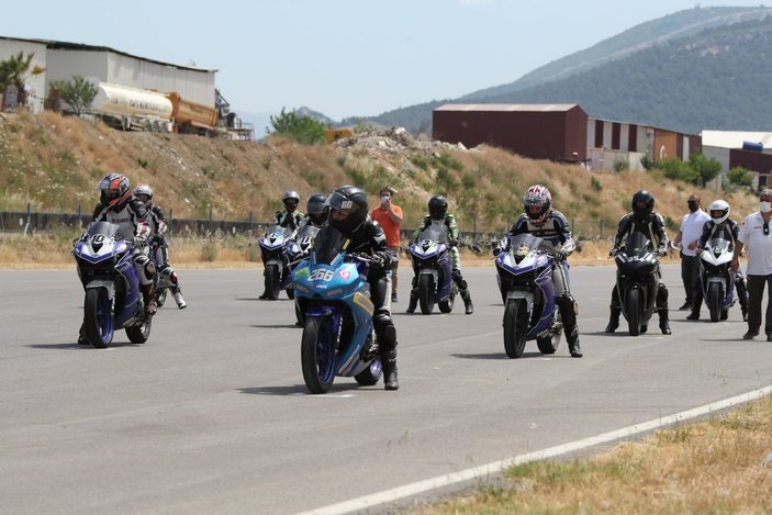 İzmir’de motosikletli kadınların nefes kesen yarışı