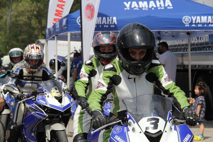 İzmir’de motosikletli kadınların nefes kesen yarışı