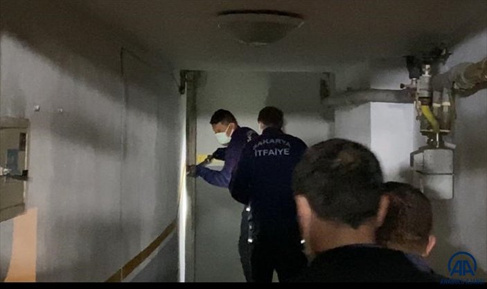 Sakarya'da polisi görünce kendilerini kapalı olması gereken büfeye kilitlediler
