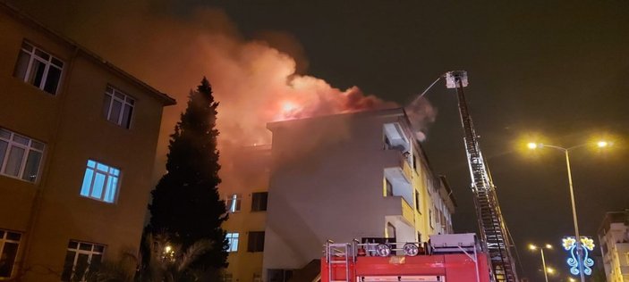 Sultanbeyli’de 5 katlı binanın çatı katında yangın çıktı