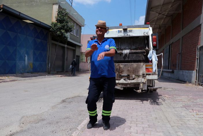 d Adana’da temizlik işçisi, çöp toplarken ‘break dans’ yaptı