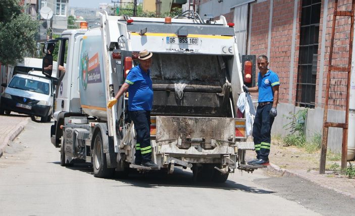 d Adana’da temizlik işçisi, çöp toplarken ‘break dans’ yaptı