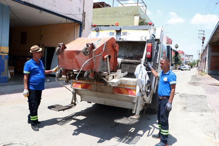 d Adana’da temizlik işçisi, çöp toplarken ‘break dans’ yaptı