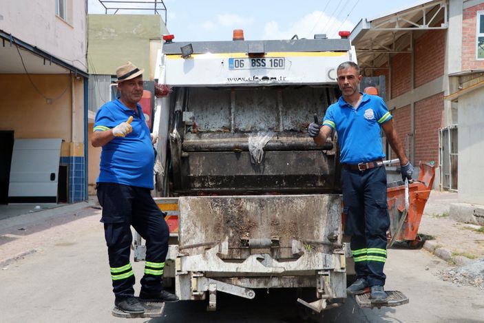 d Adana’da temizlik işçisi, çöp toplarken ‘break dans’ yaptı
