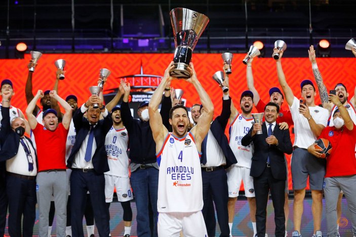 Gençlik ve Spor Bakanı Kasapoğlu, EuroLeague şampiyonu Anadolu Efes'i tebrik etti
