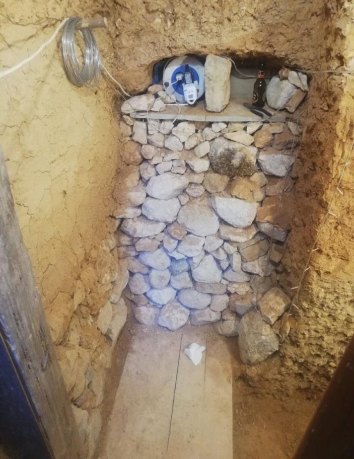 İspanya'da ailesine kızan genç, yer altında ev inşa etti