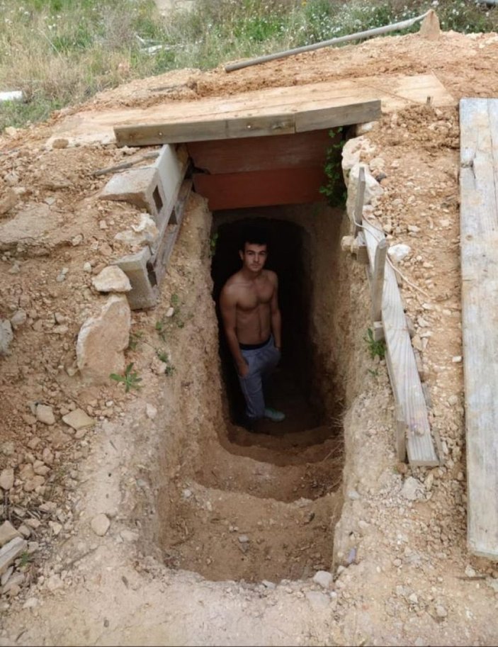 İspanya'da ailesine kızan genç, yer altında ev inşa etti