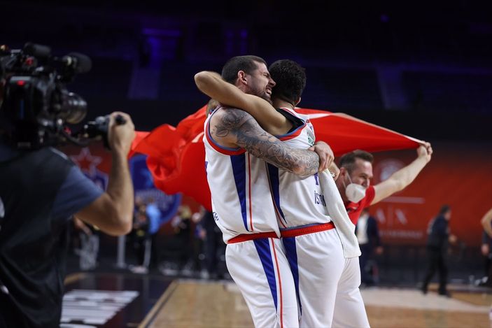 a Efesli oyuncular, Ergin Ataman'ın basın toplantısını bastı