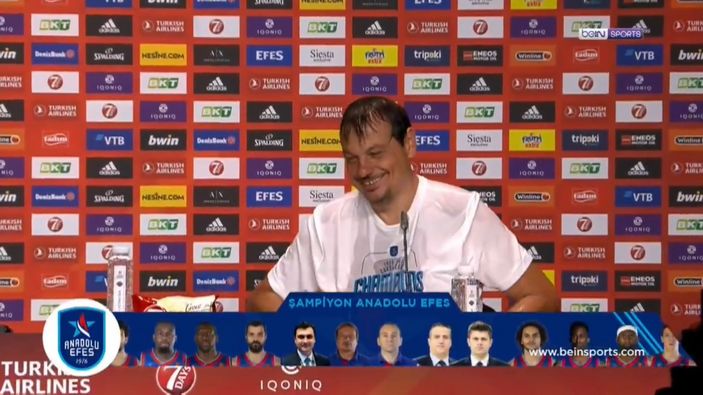 Efesli oyuncular, Ergin Ataman'ın basın toplantısını bastı