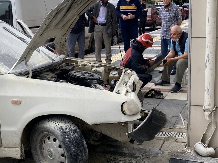 Sakarya'da pedalları karıştıran sürücü iş yerine daldı