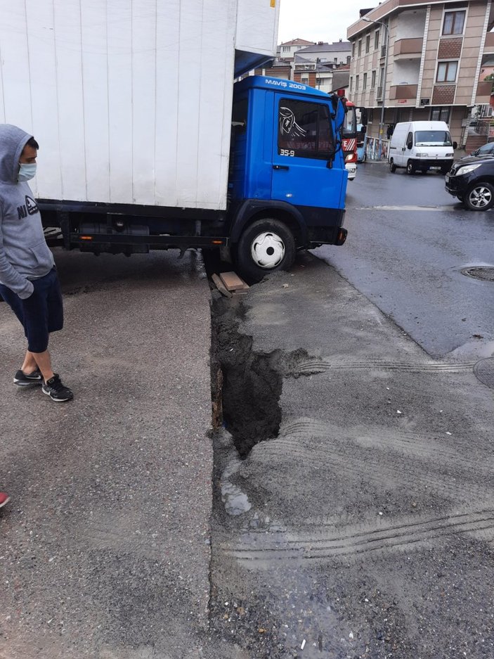 Ataşehir’de yağmur suyu çukurlara doldu, sürücüler kaza yaptı