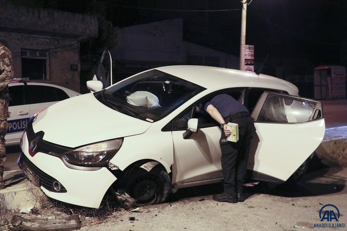 İzmir'de polisten kaçan alkollü sürücü kaza yaptı