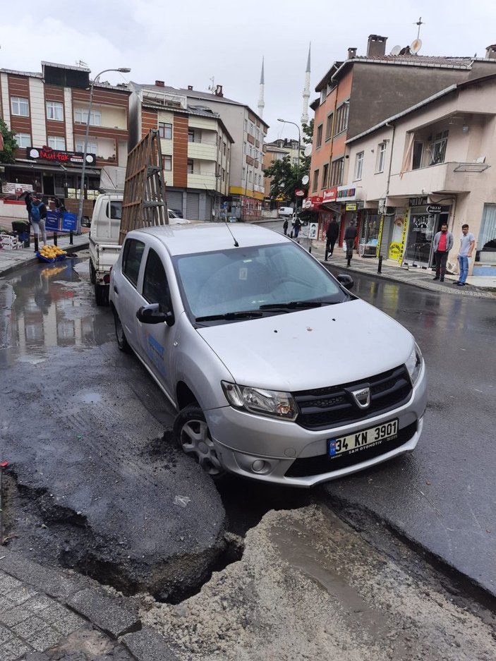 Ataşehir’de yağmur suyu çukurlara doldu, sürücüler kaza yaptı