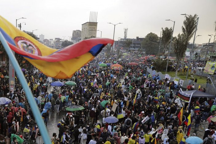 Kolombiya’da protesto karşıtı halk sokağa döküldü
